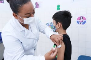 Prefeitura inicia vacinação contra covid para crianças de 4 anos