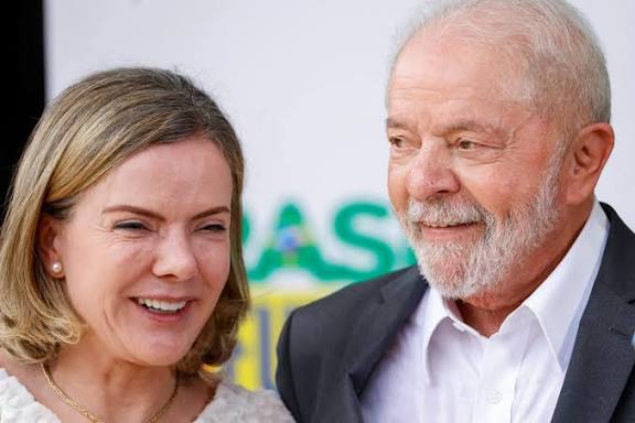 LULA MANDA E GLEISI CORTA CARGOS DO CENTRÃO