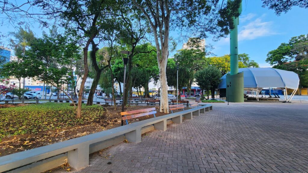 Praça Monsenhor Silva Barros é inaugurada com plantio de árvores após revitalização