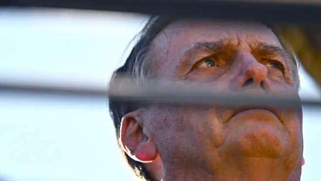 BOLSONARO: PROJETO PREVÊ REDUÇÃO DE PENA
