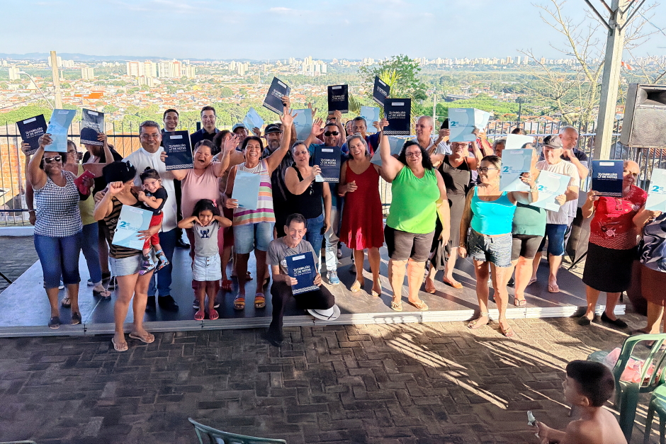 Famílias da Vila Leila recebem escrituras em clima de emoção